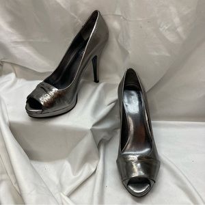 Nine West Peep Toe High Heel Shoes Size 8 Silver Grey Leather.